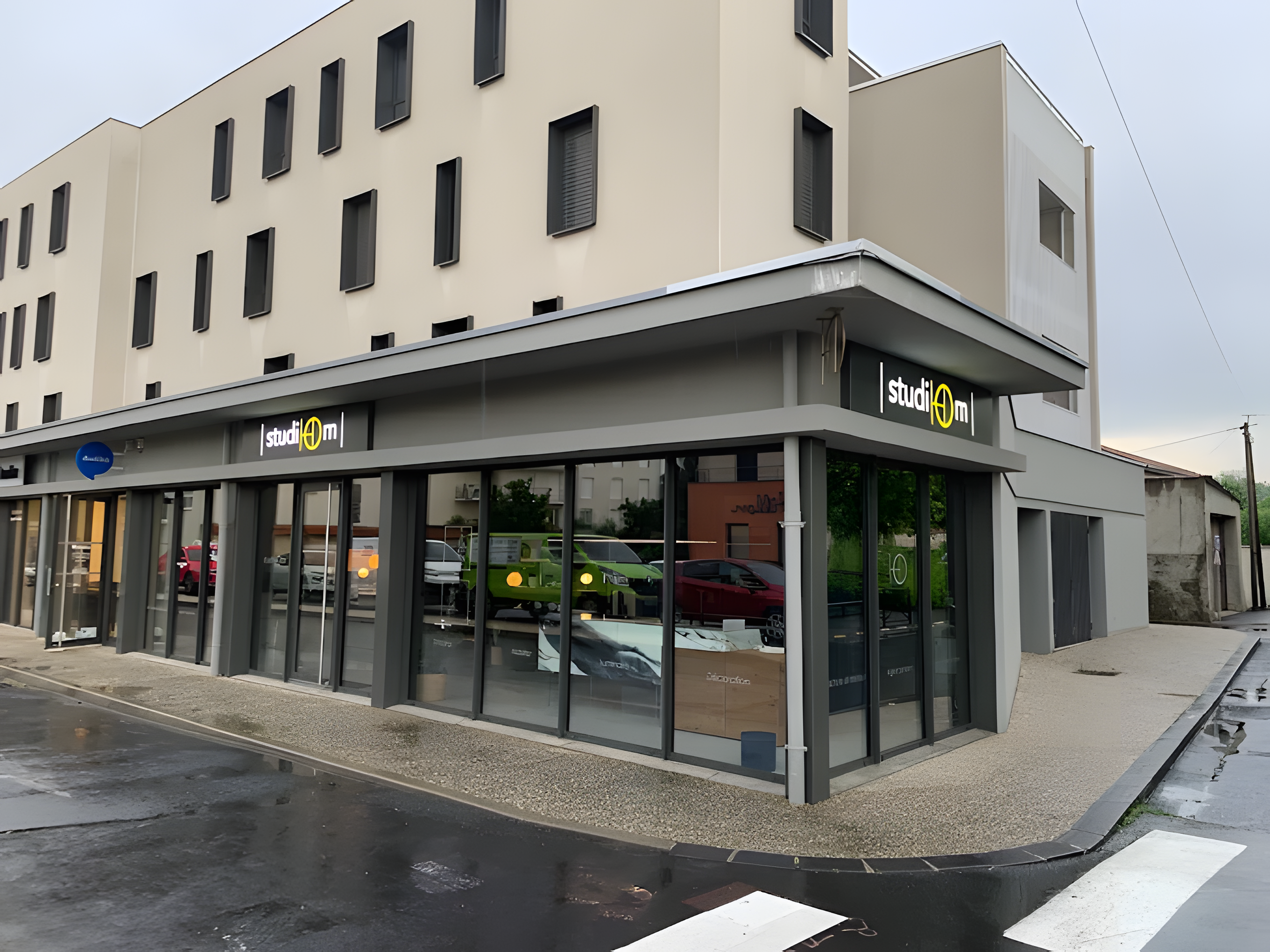Vitrine du showroom Studihom à Issoire