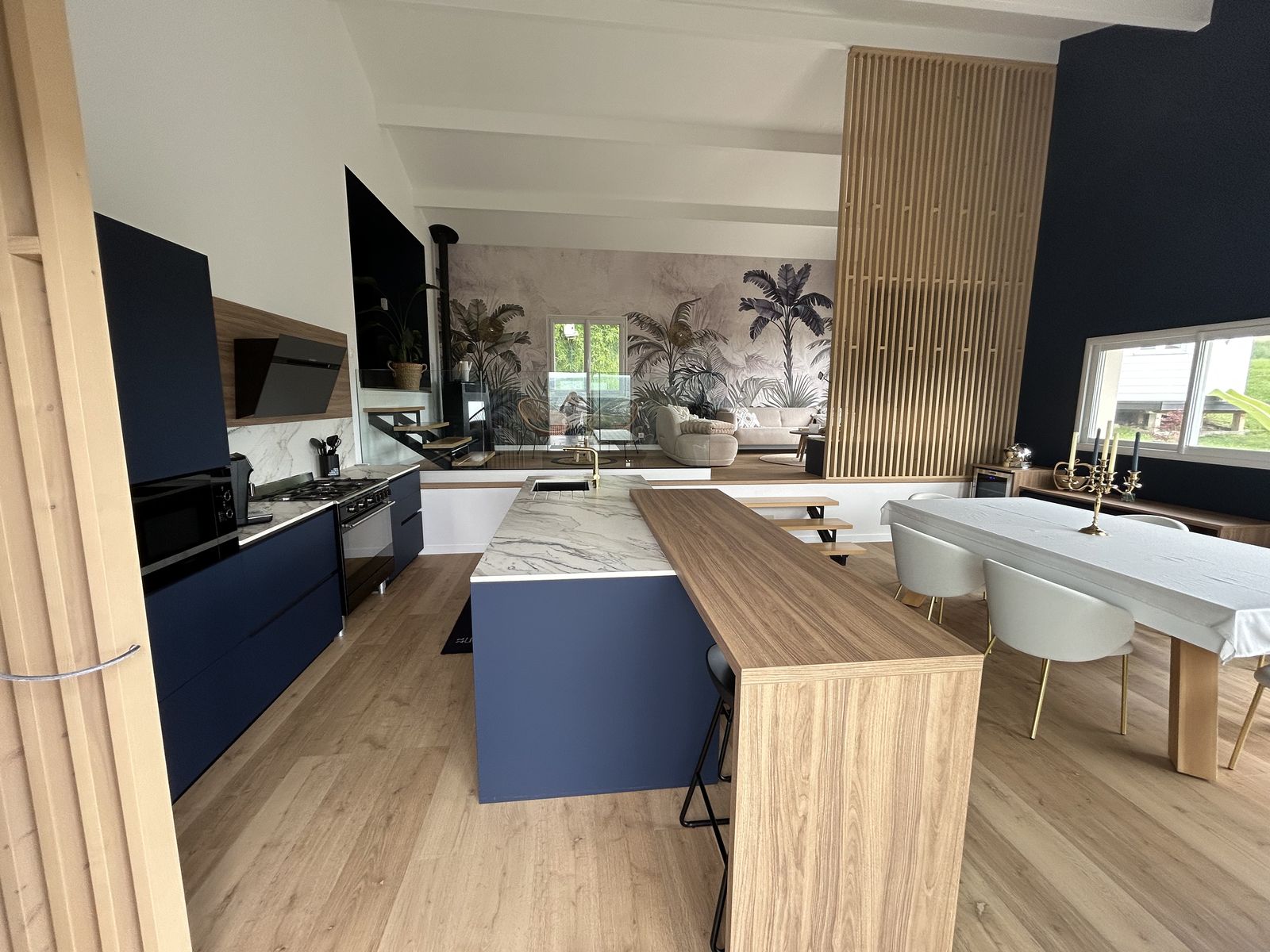 Cuisine bleue avec îlot bois après rénovation
