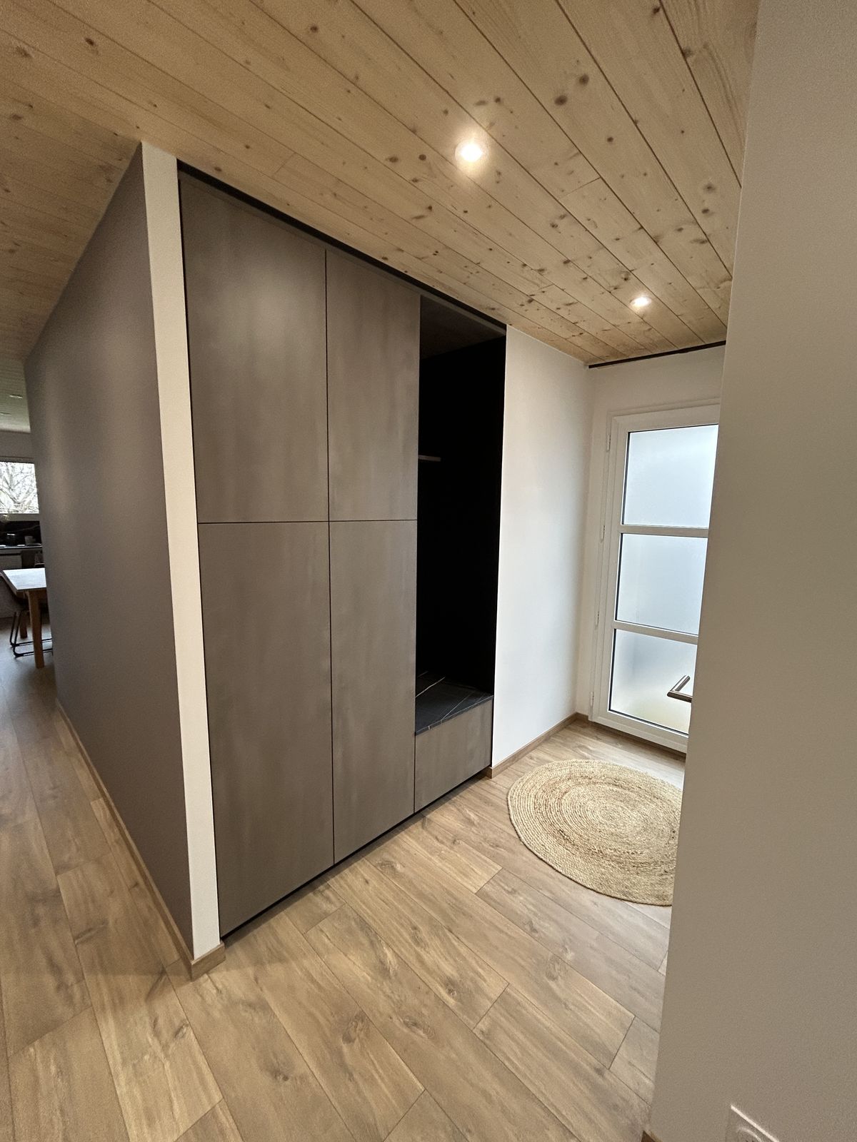 Entrée aménagée avec placards sur mesure