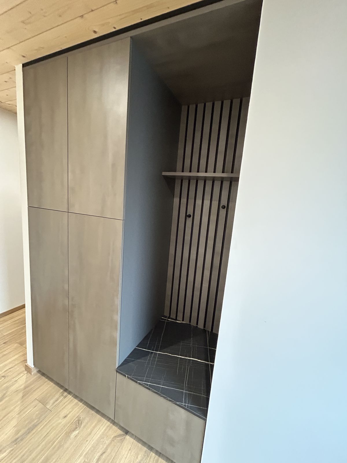 Banc et niche intégrés dans l’entrée