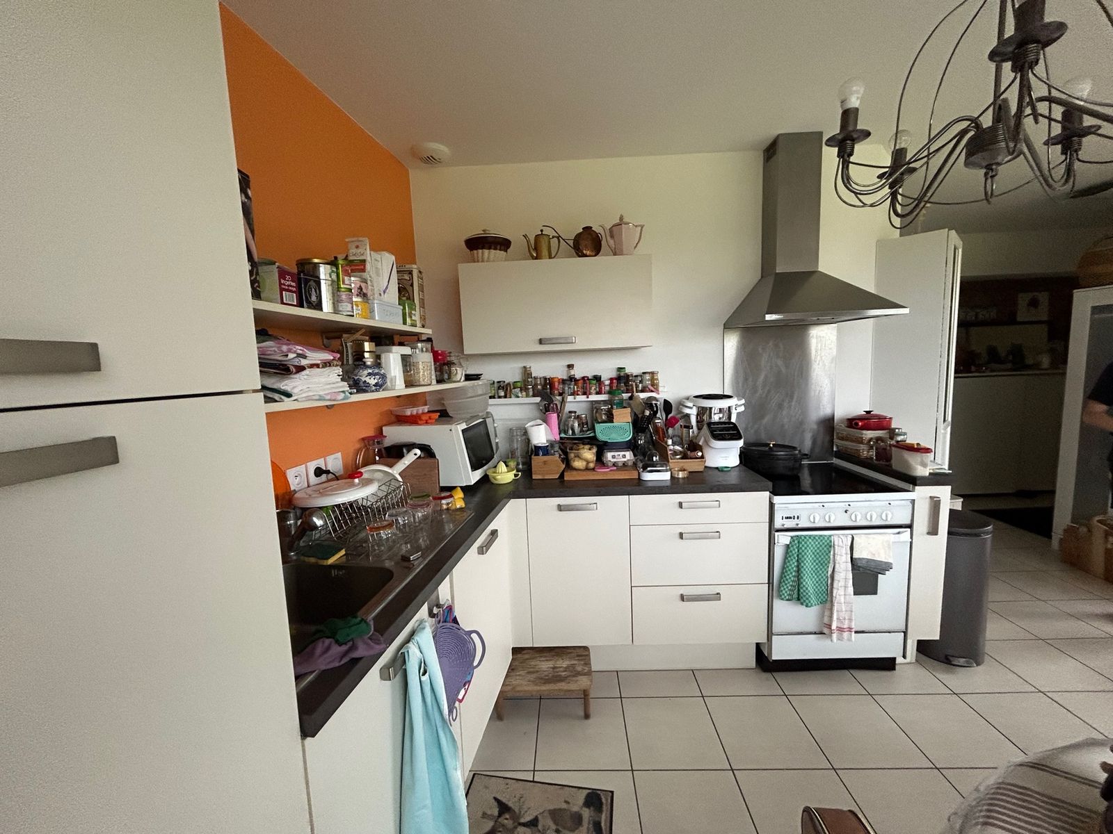 Cuisine encombrée avant l’ajout de rangements