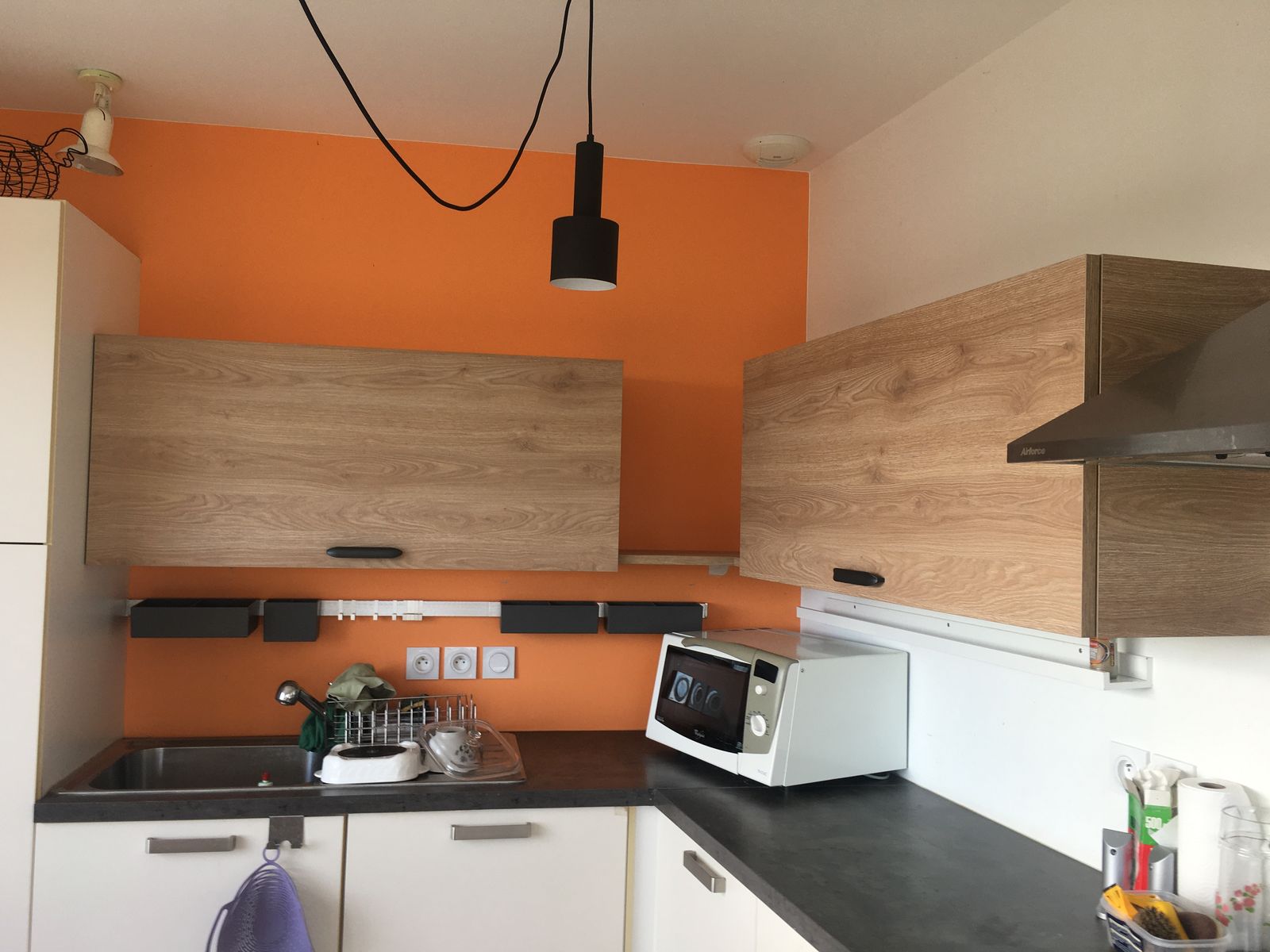 Cuisine avec nouveaux rangements bois et mur orange