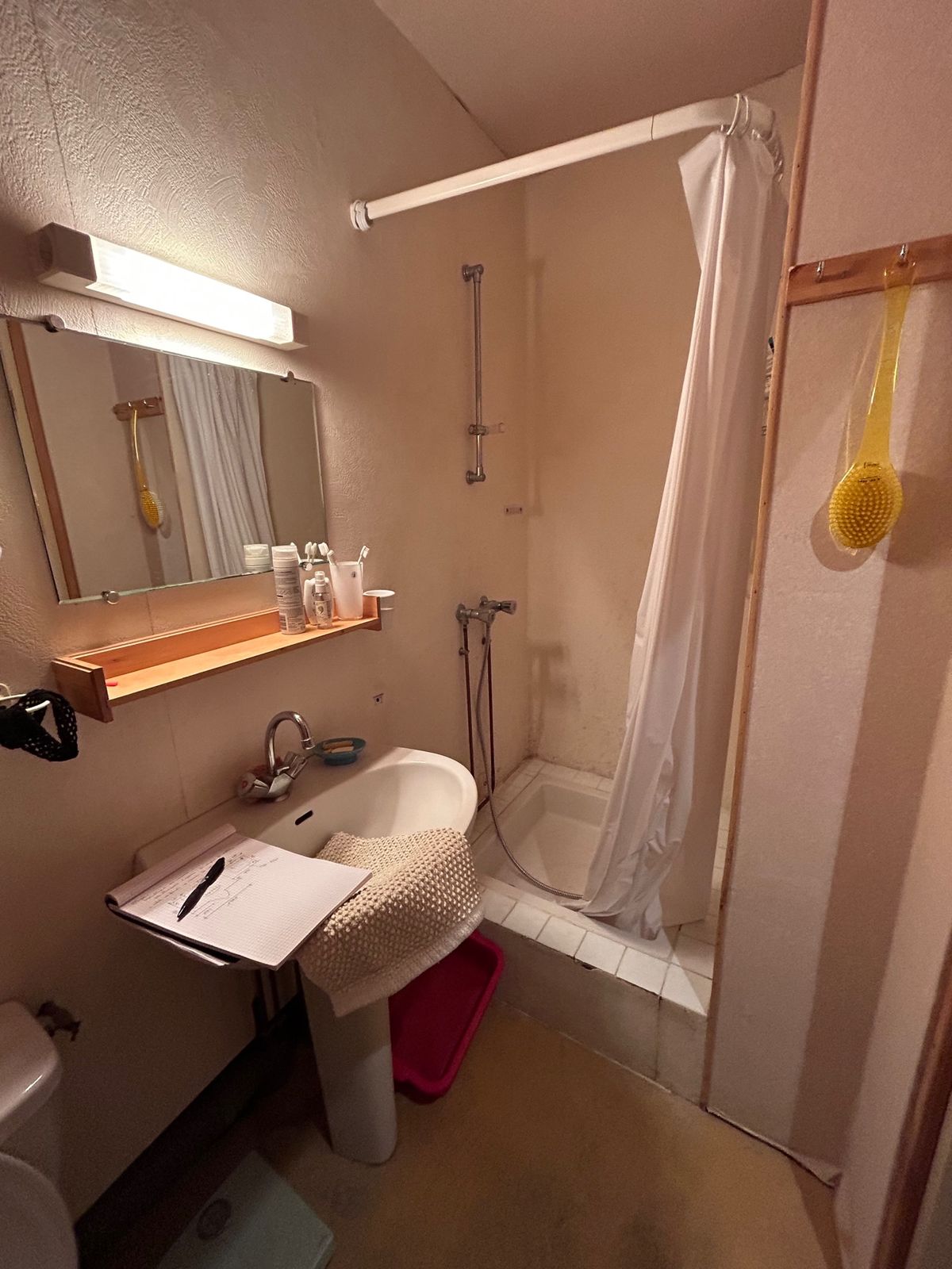 Petite salle d’eau avant rénovation