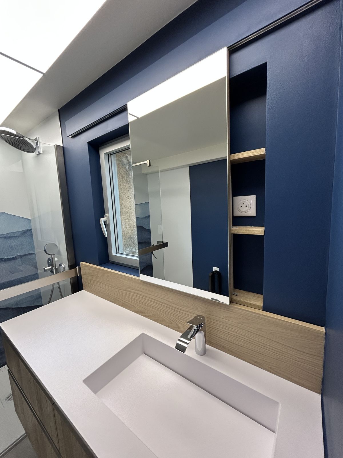 Plan vasque blanc et miroir