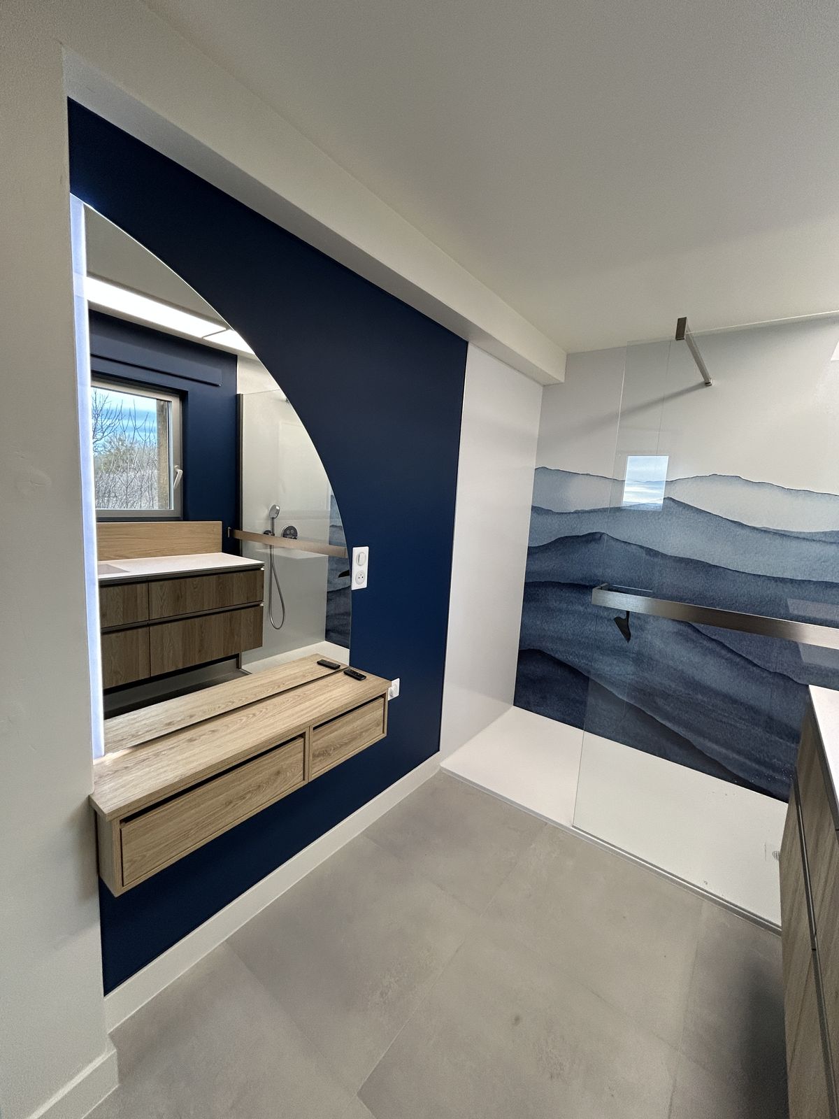 Salle de bain avec niche arrondie