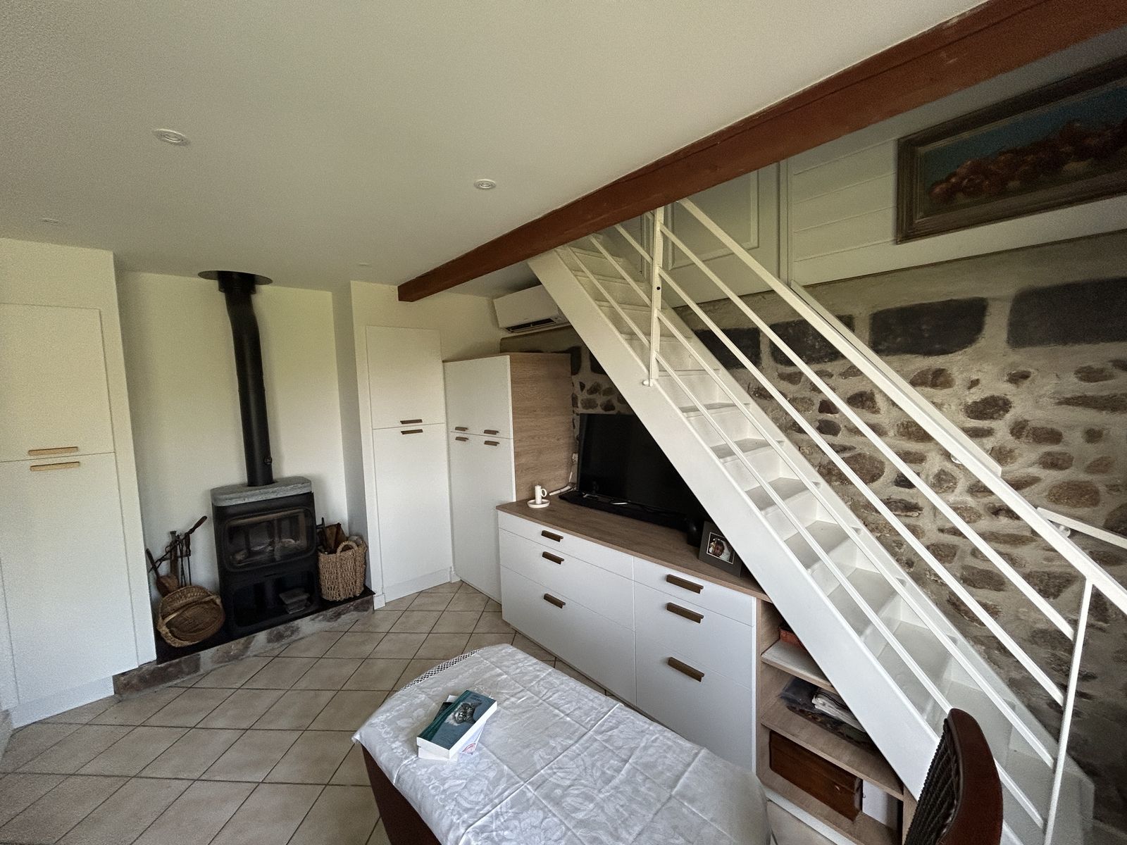 Salon réaménagé avec rangements sous escalier