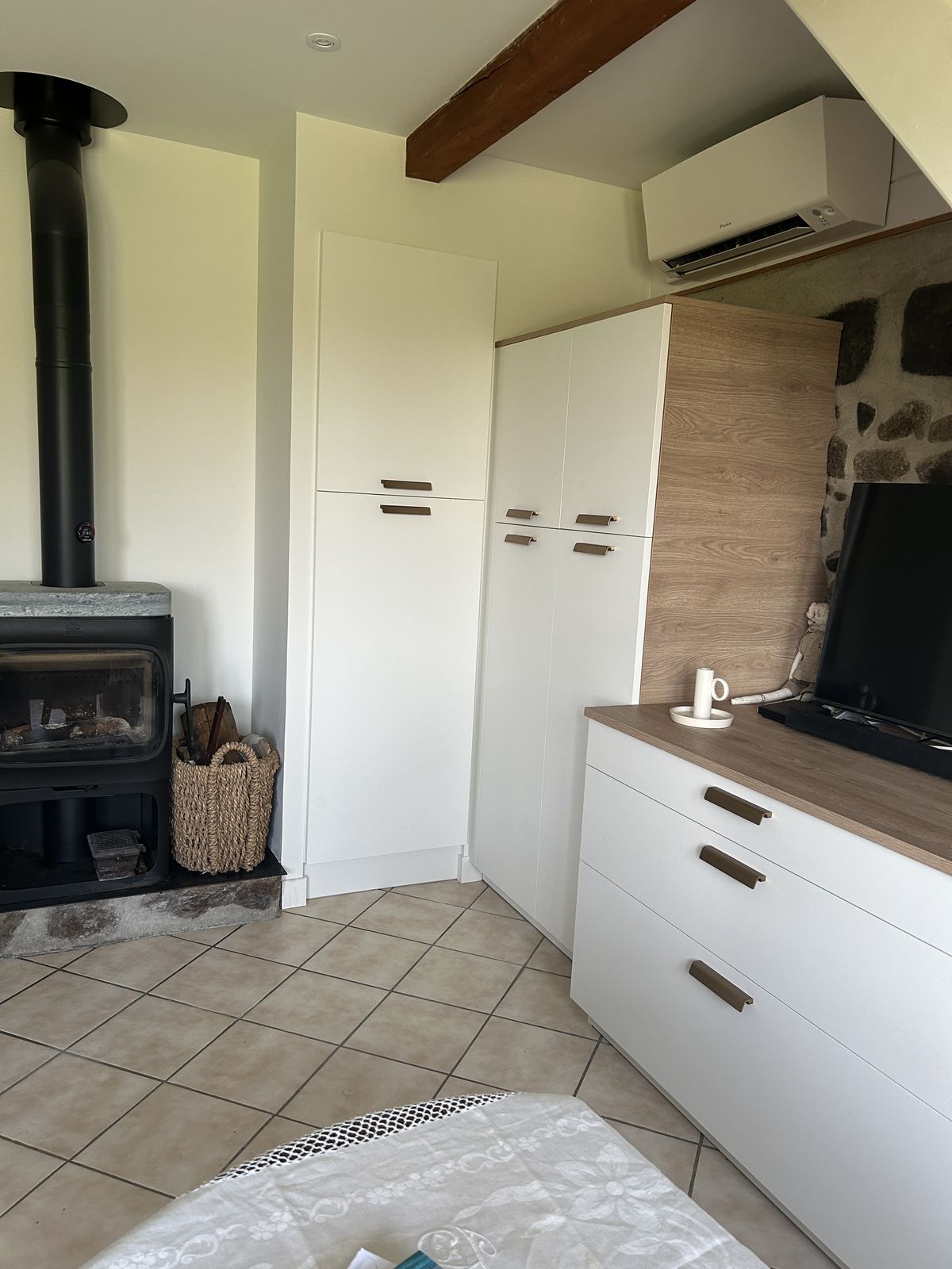 Meubles blancs sur mesure autour du poêle