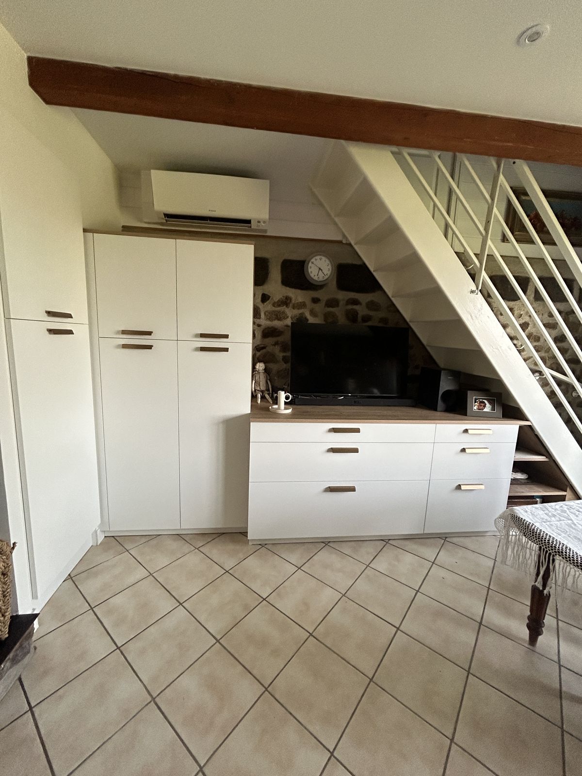 Rangements intégrés sous l’escalier