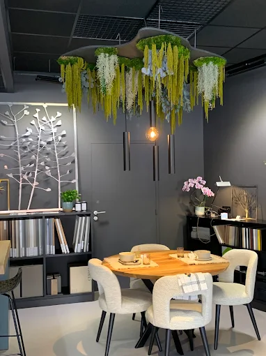 Espace repas avec suspension végétale dans le showroom