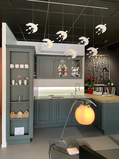 Cuisine aux façades vert de gris dans le showroom Studihom